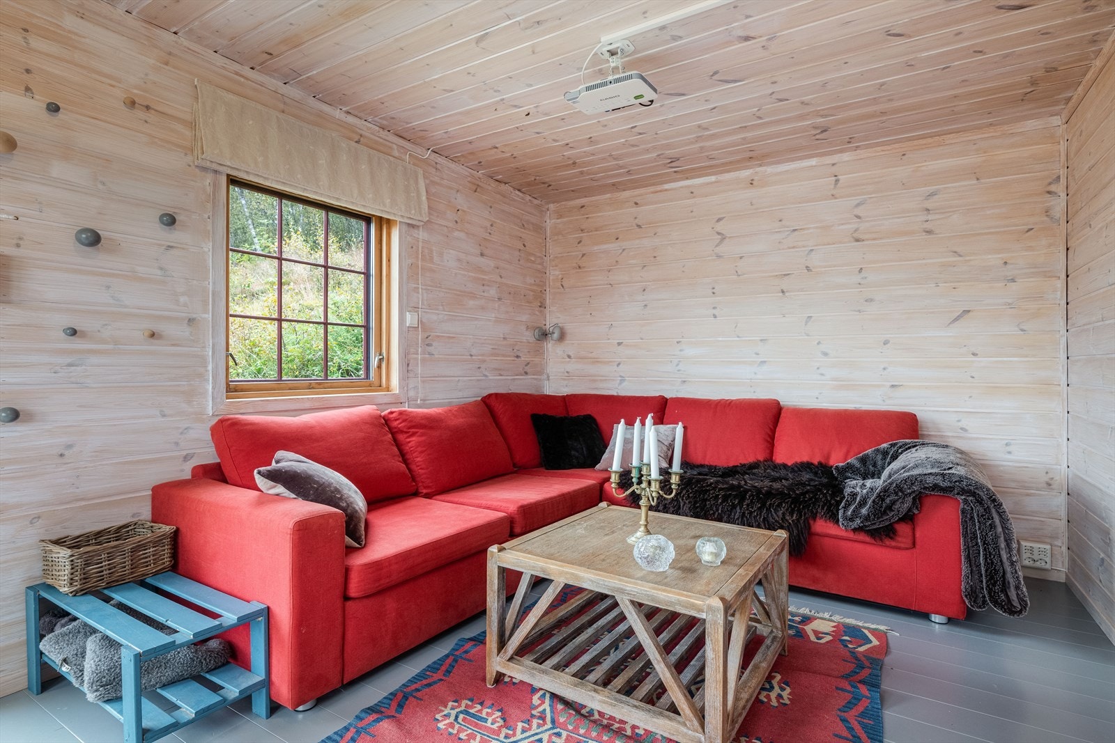 Du kommer inn i en hyggelig stue hvor det i dag er møblert med en romslig hjørnesofa. Galleribilde