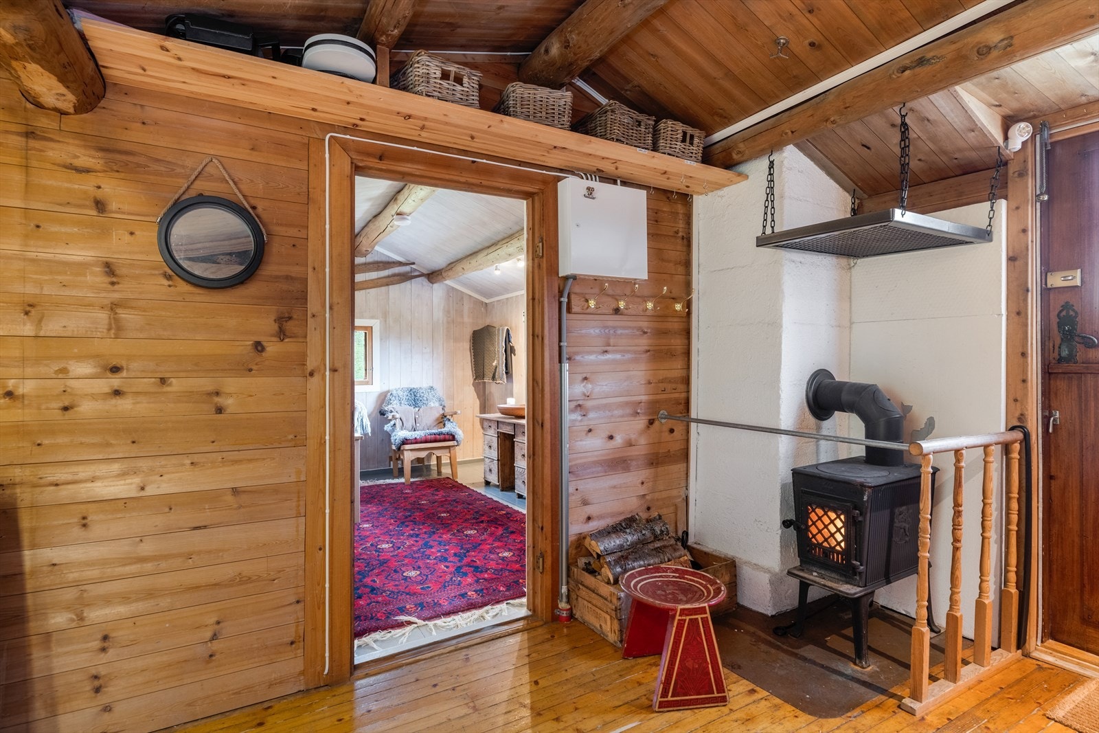 I rommet er det også en eldre vedovn som gir god oppvarming til hytta. Galleribilde