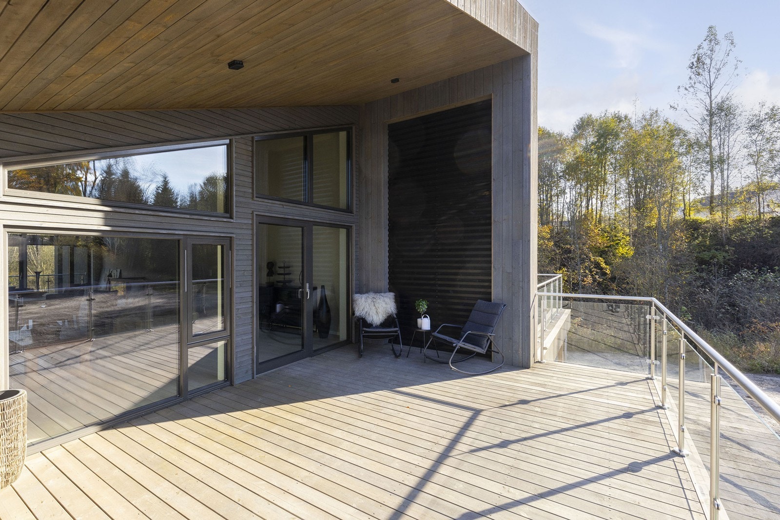 Det er god plass til flere sittegruppen på balkongen Galleribilde