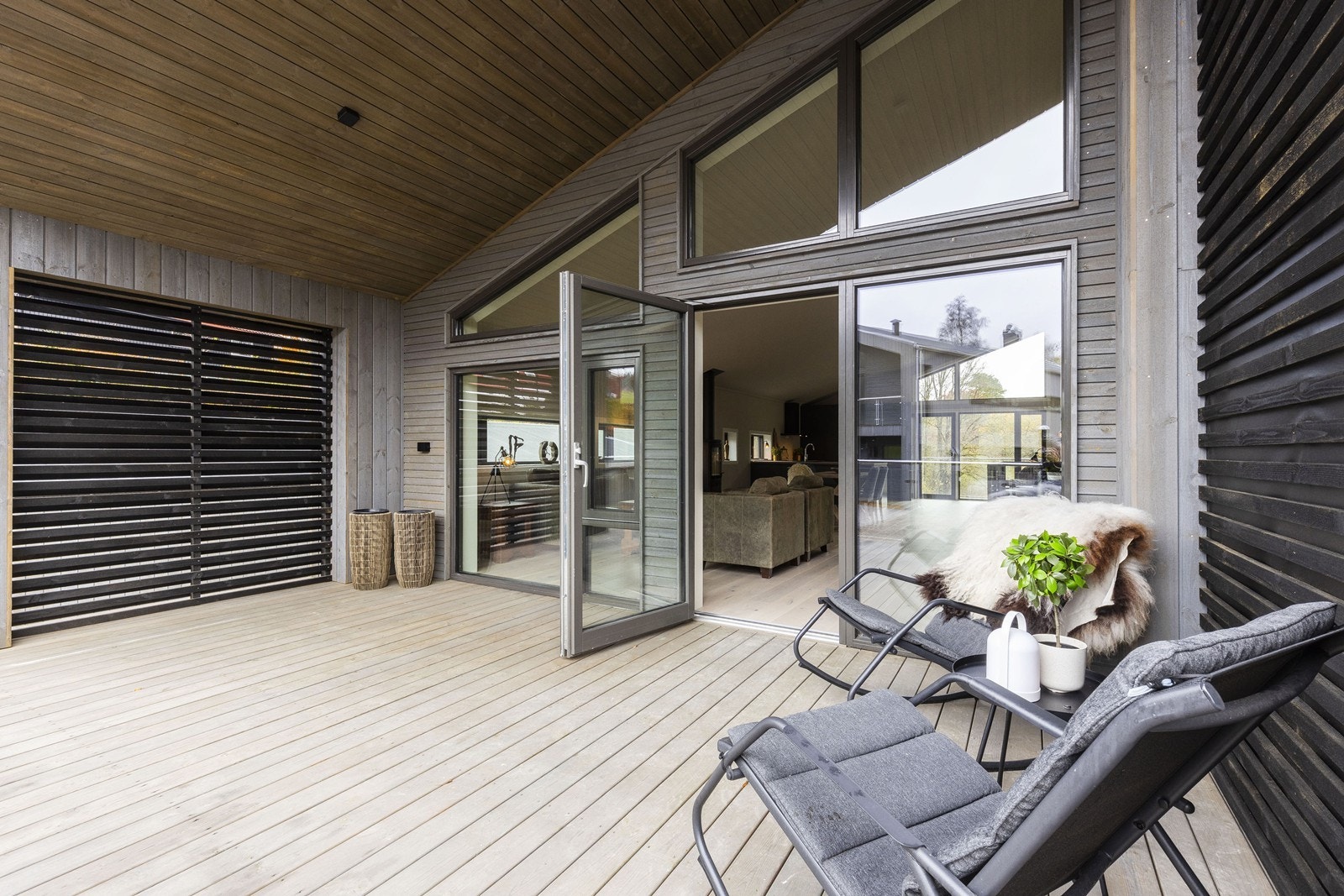 Fra stuen er det utgang til romslig balkong mot vest, med flotte solforhold Galleribilde