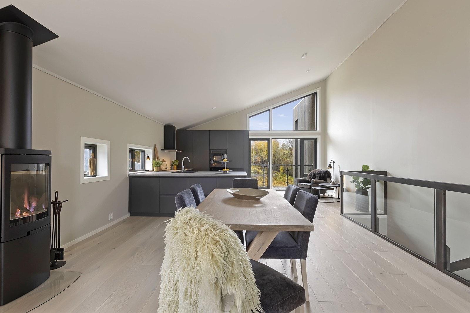 Den ekstra gode takhøyden i hovedetasjen gir en luftig romfølelse og flotte lysforhold Galleribilde