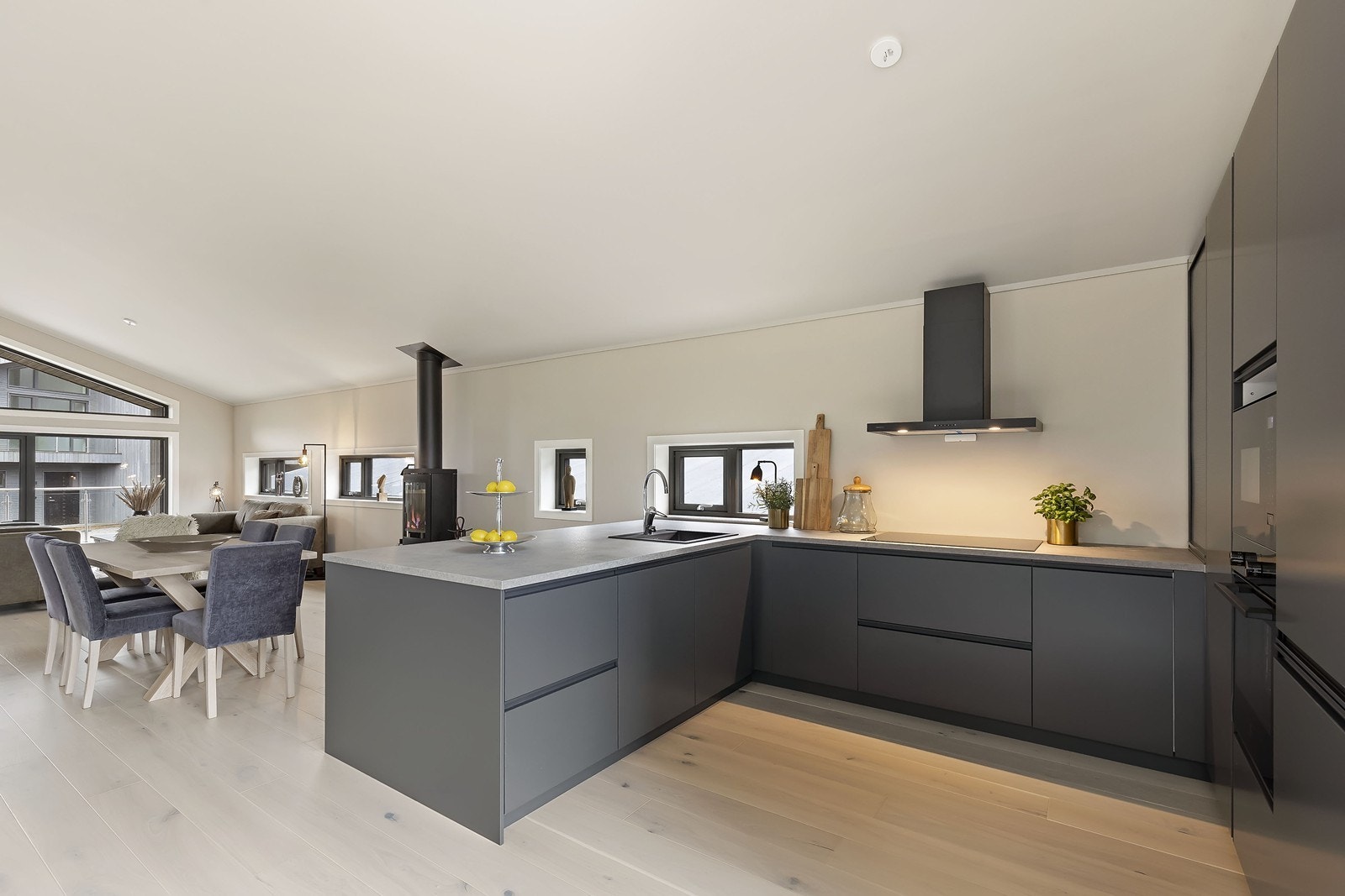 Det er meget god oppbevaringsplass i praktiske skuffeseksjoner, underskap og høyskap Galleribilde