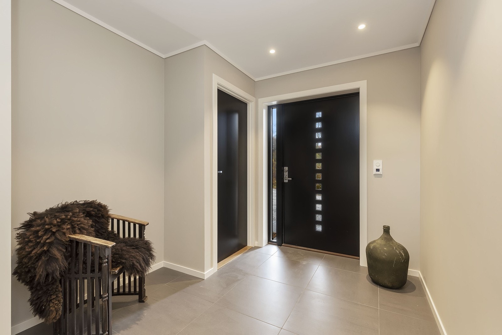 Romslig entrè/hall med plass til å henge og sette fra seg yttertøy og sko Galleribilde