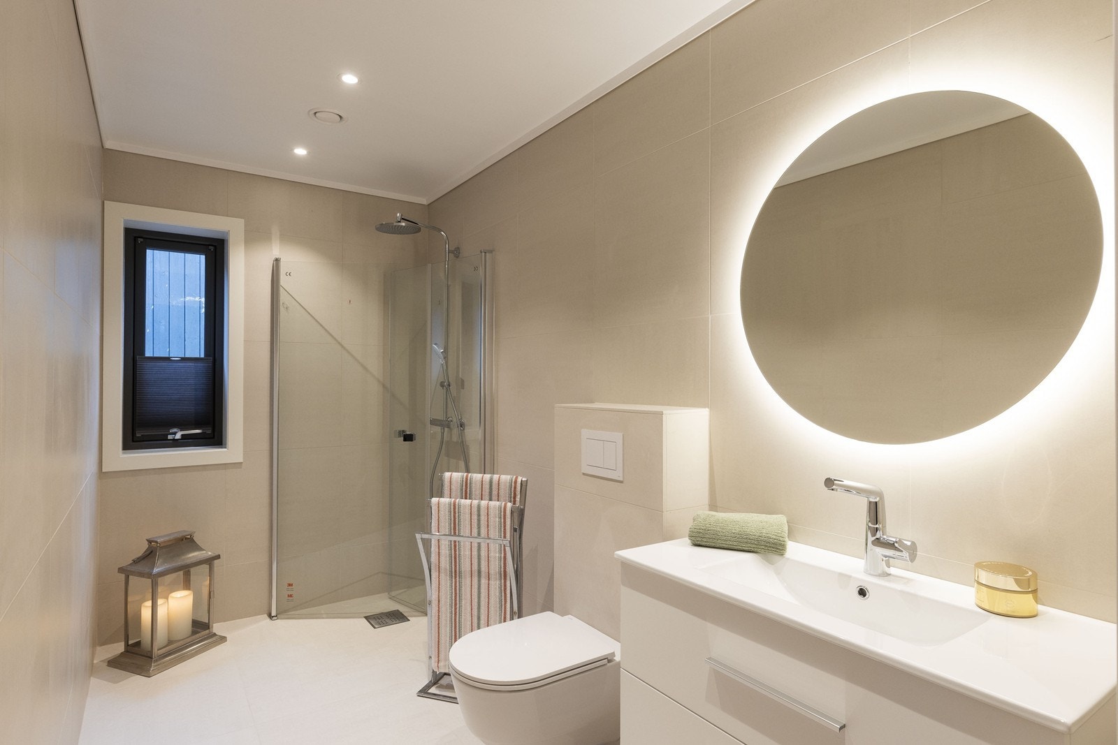 Stilren baderomsinnredning med heldekkende servant og god oppbevaringsplass i skuffer Galleribilde