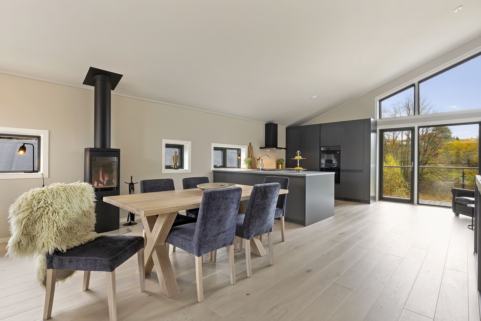 I tilknytning til kjøkkenet er det plass til sort langbord Galleribilde