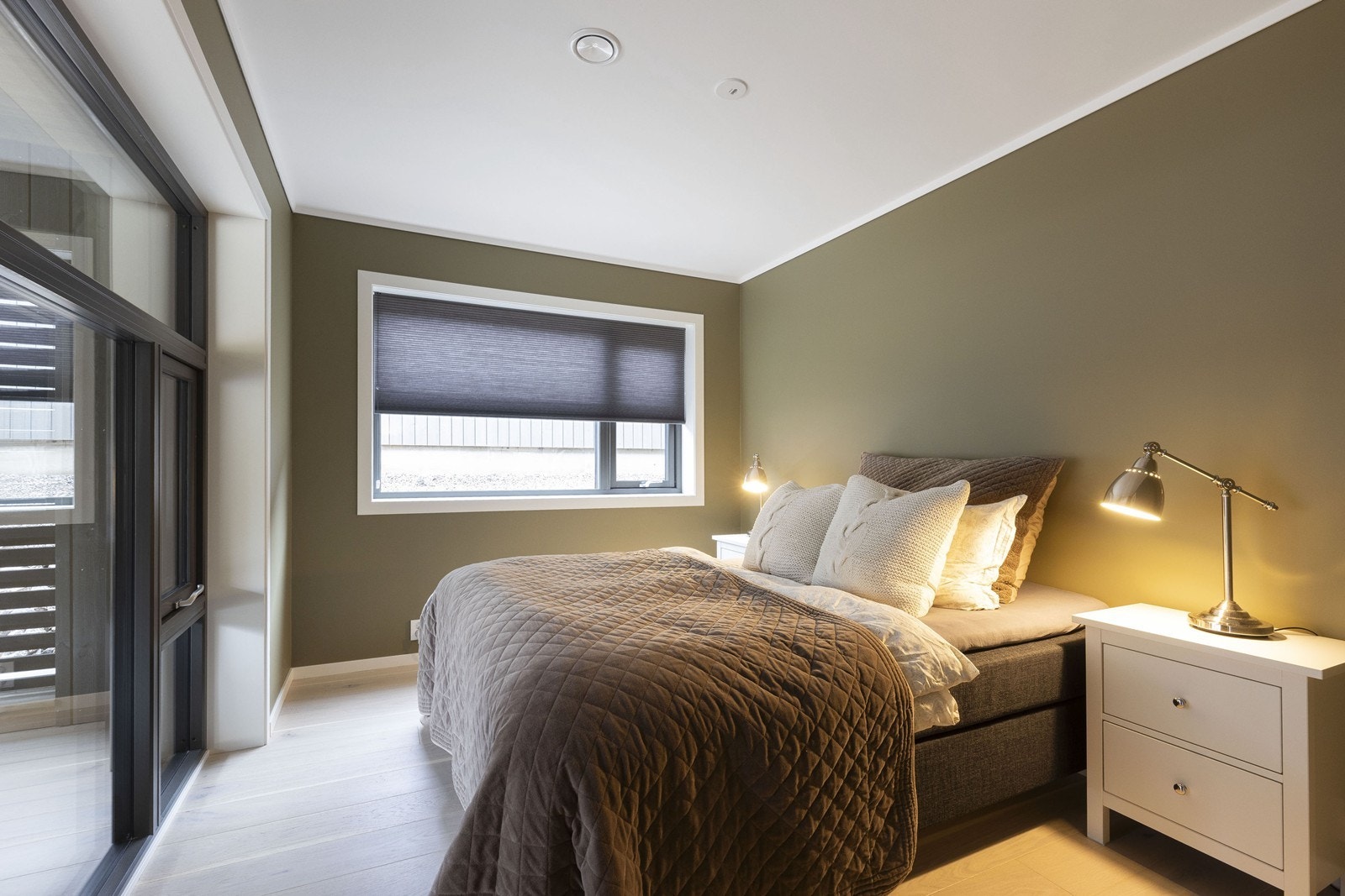 Master bedroom har god plass til dobbeltseng og øvrig soveromsmøblement Galleribilde