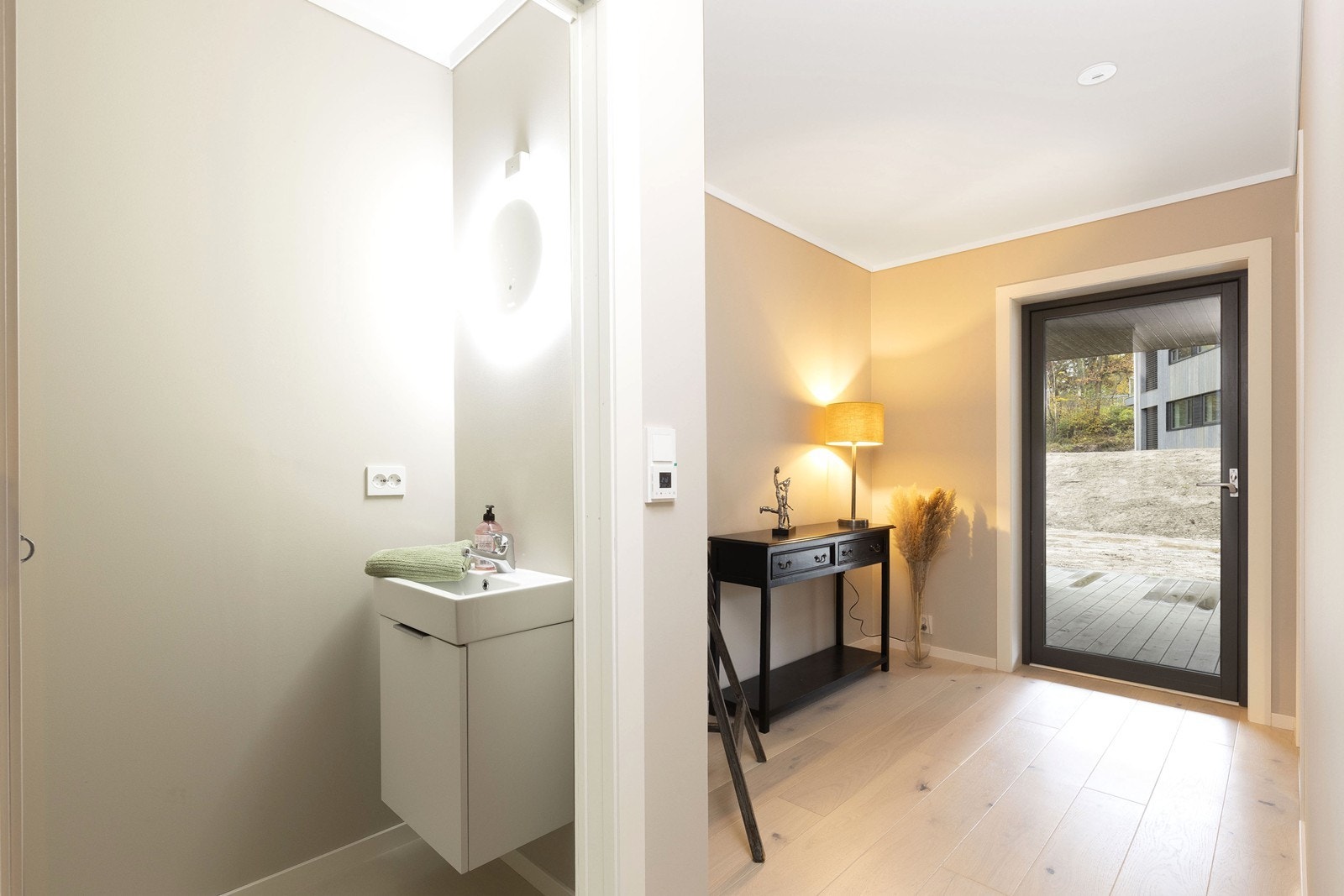 Toalettrommet er innredet med servantinnredning og toalett Galleribilde