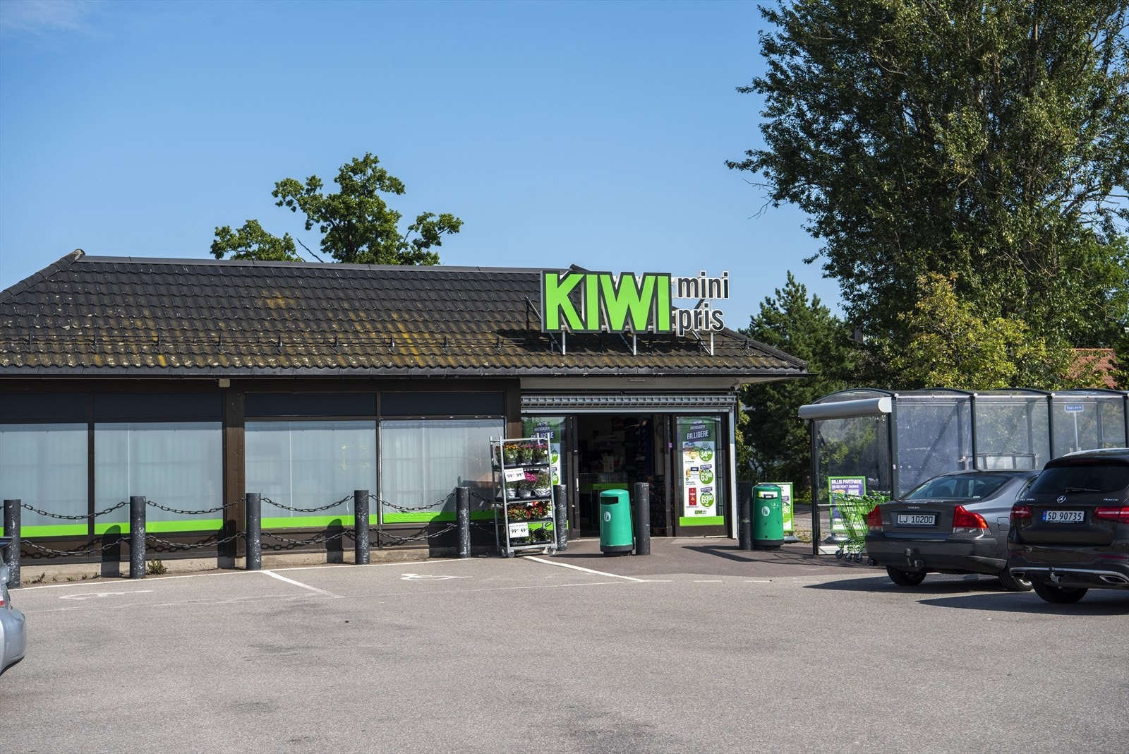 Daglige nødvendigheter er lett tilgjengelige, med et busstopp få meter unna og nærmeste matbutikk, Kiwi Råel, i kort avstand Galleribilde