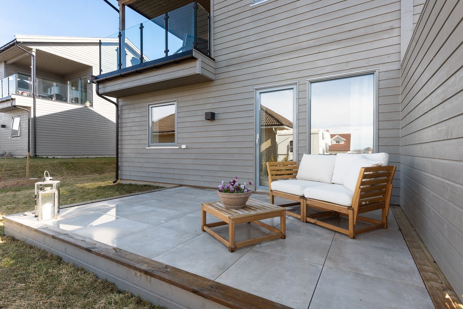 Fra TV-stuen er det direkte utgang til en terrasse på ca. 14 kvm Galleribilde