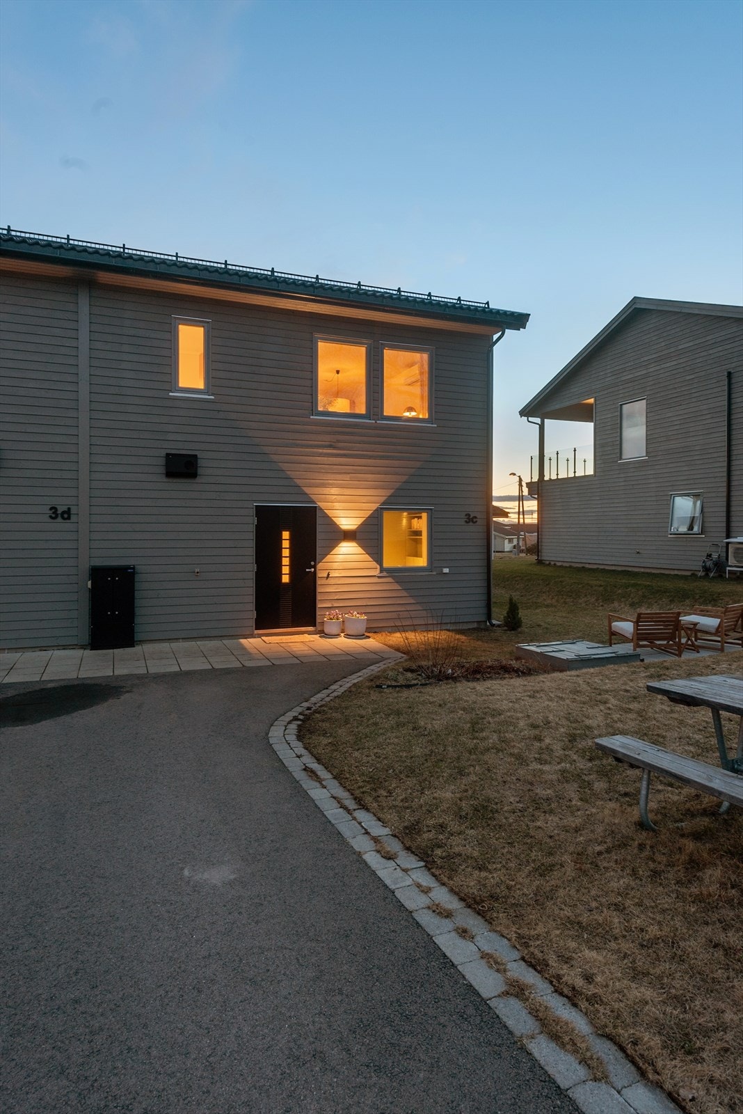 Asfaltert og hellelagt adkomst til boligen Galleribilde