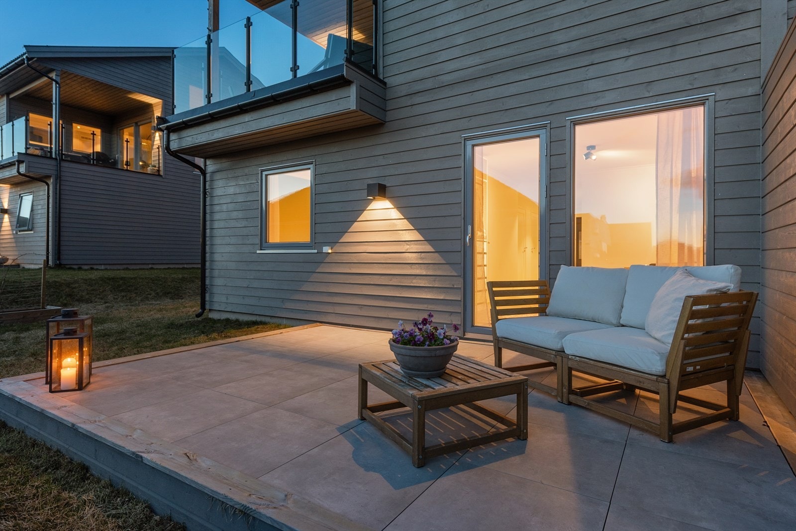 Her er det god plass til en hyggelig sittegruppe eller grill om ønskelig Galleribilde