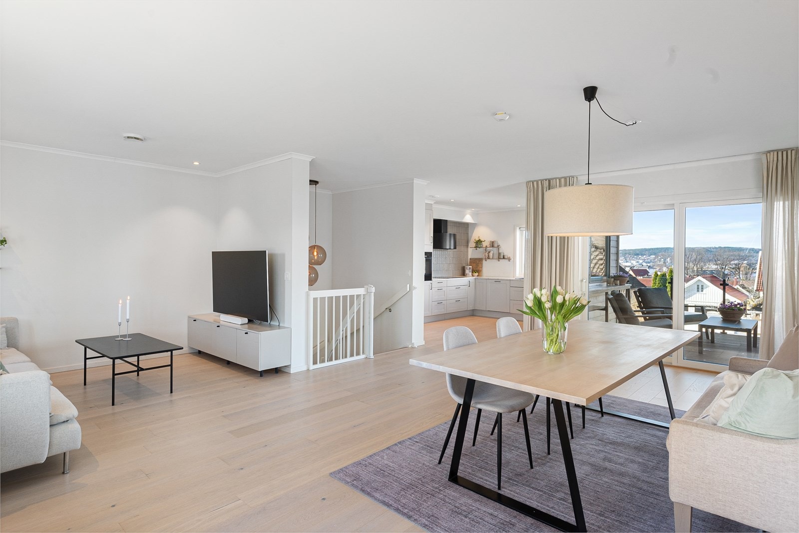 Stuen ligger i delvis åpen løsning med kjøkkenet, som gir et svært sosial allrom Galleribilde