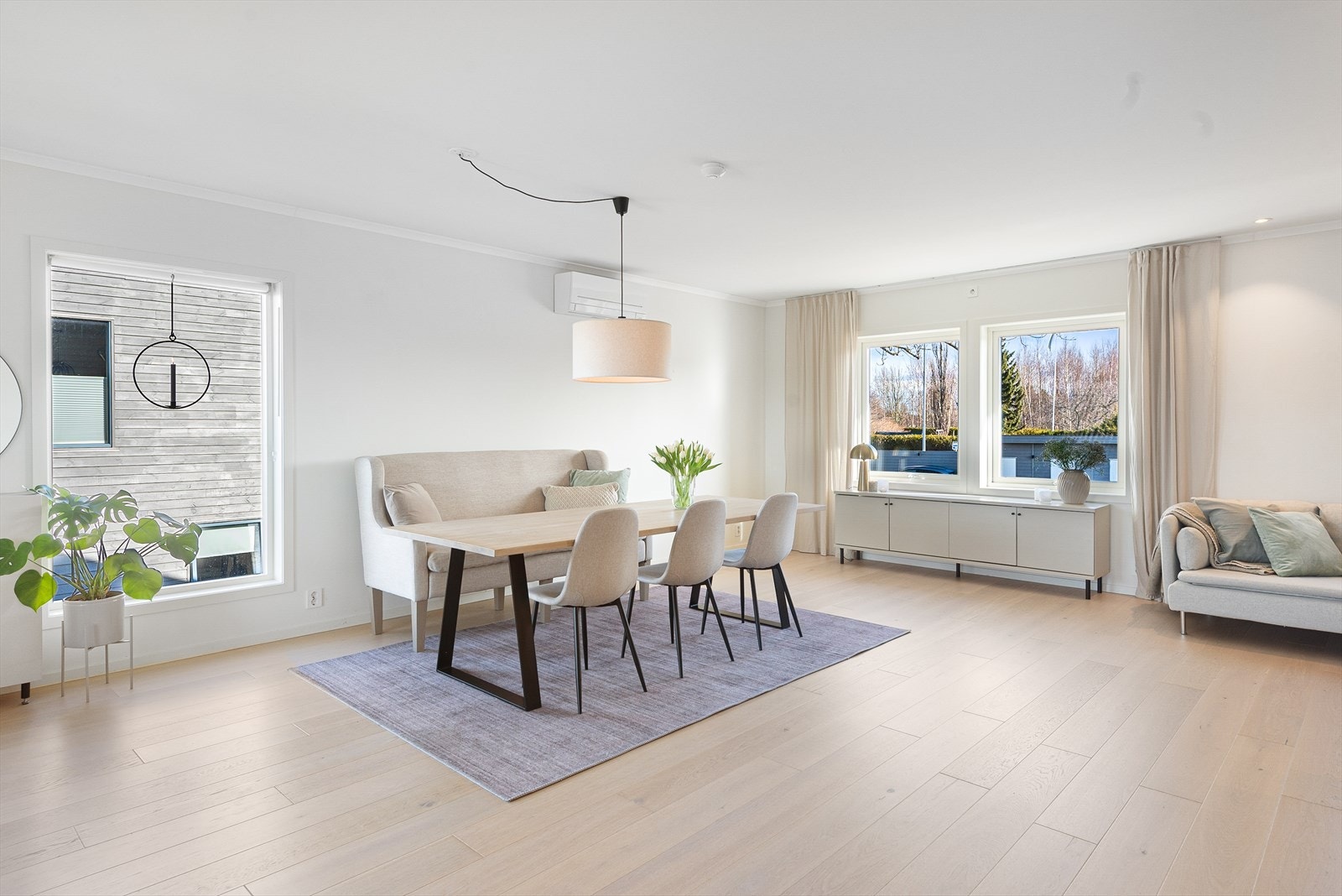 Det er 1- stavs eikeparkett på gulvet Galleribilde