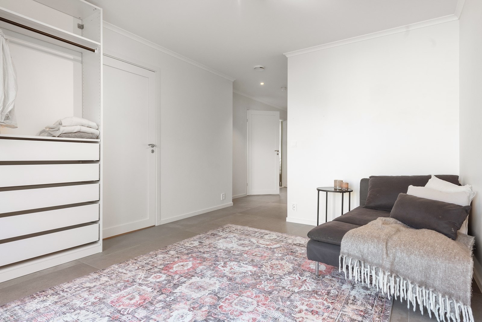 Det er også satt opp PAX- garderobeløsning for ekstra klesoppheng Galleribilde