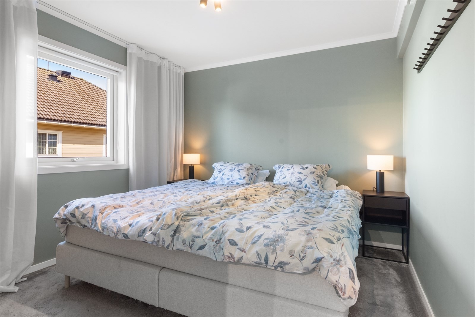 Romslig hovedsoverom med vegg-til-vegg teppe på gulvet Galleribilde