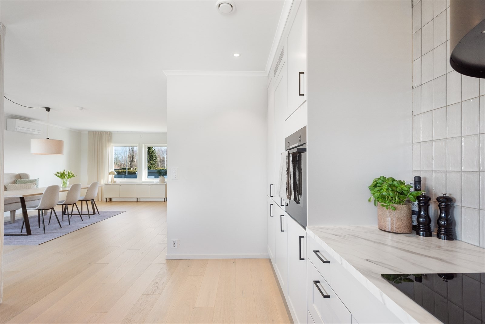 Et herlig sted å lage mat, i tett kontakt med gjestene. Galleribilde