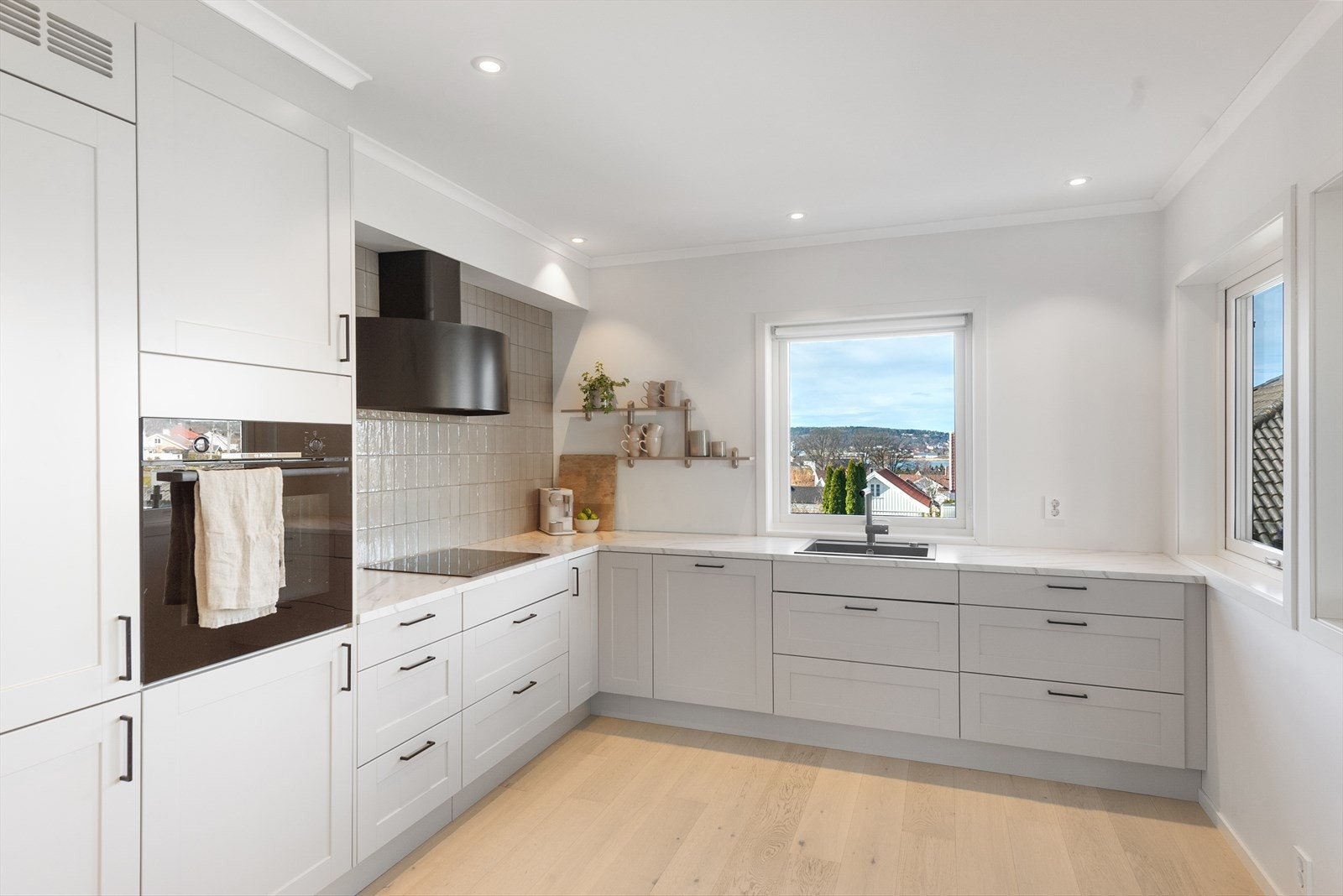 Lekkert kjøkken med profilerte fronter og laminat benkeplate Galleribilde