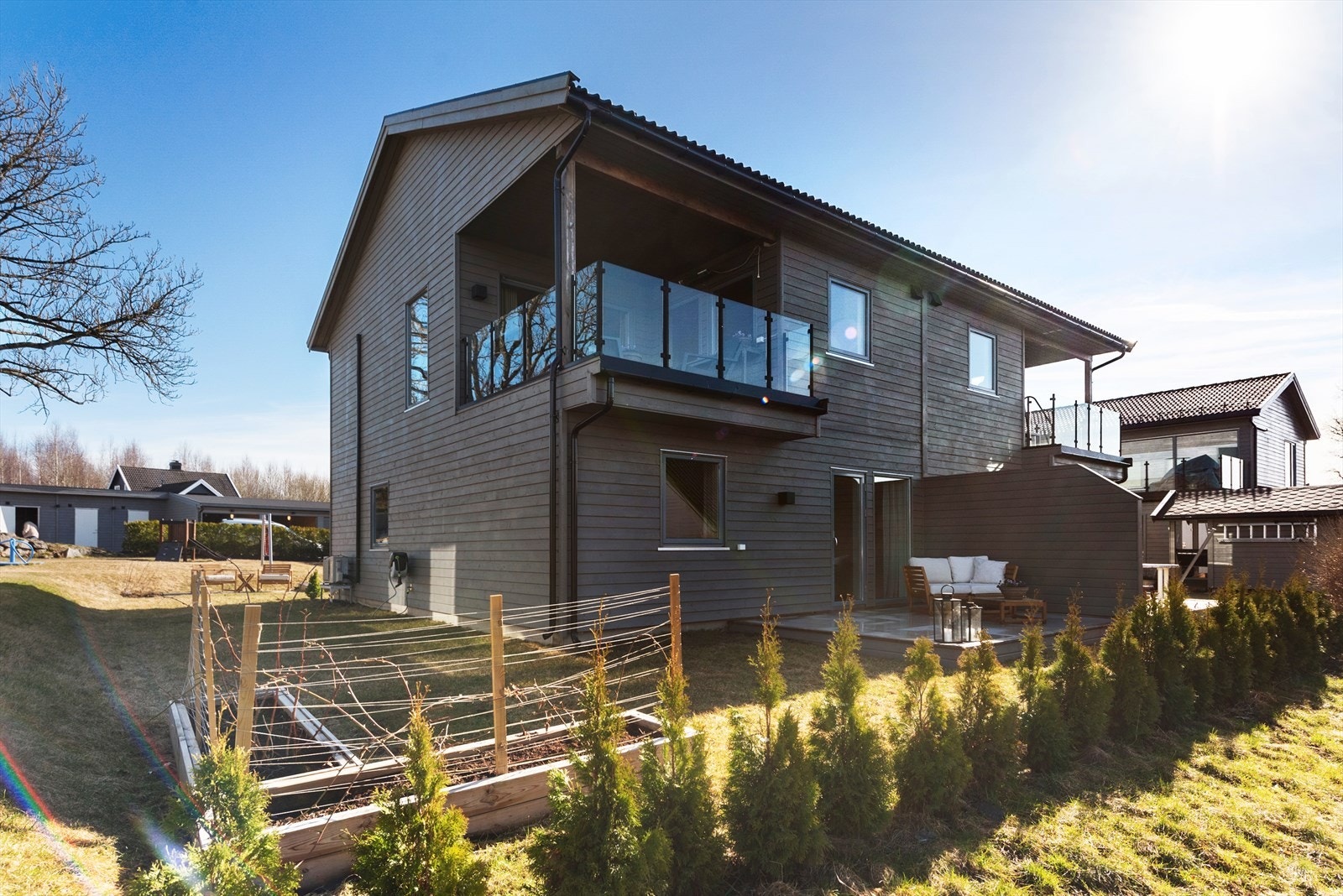 Her kan barna leke trygt i hagen Galleribilde