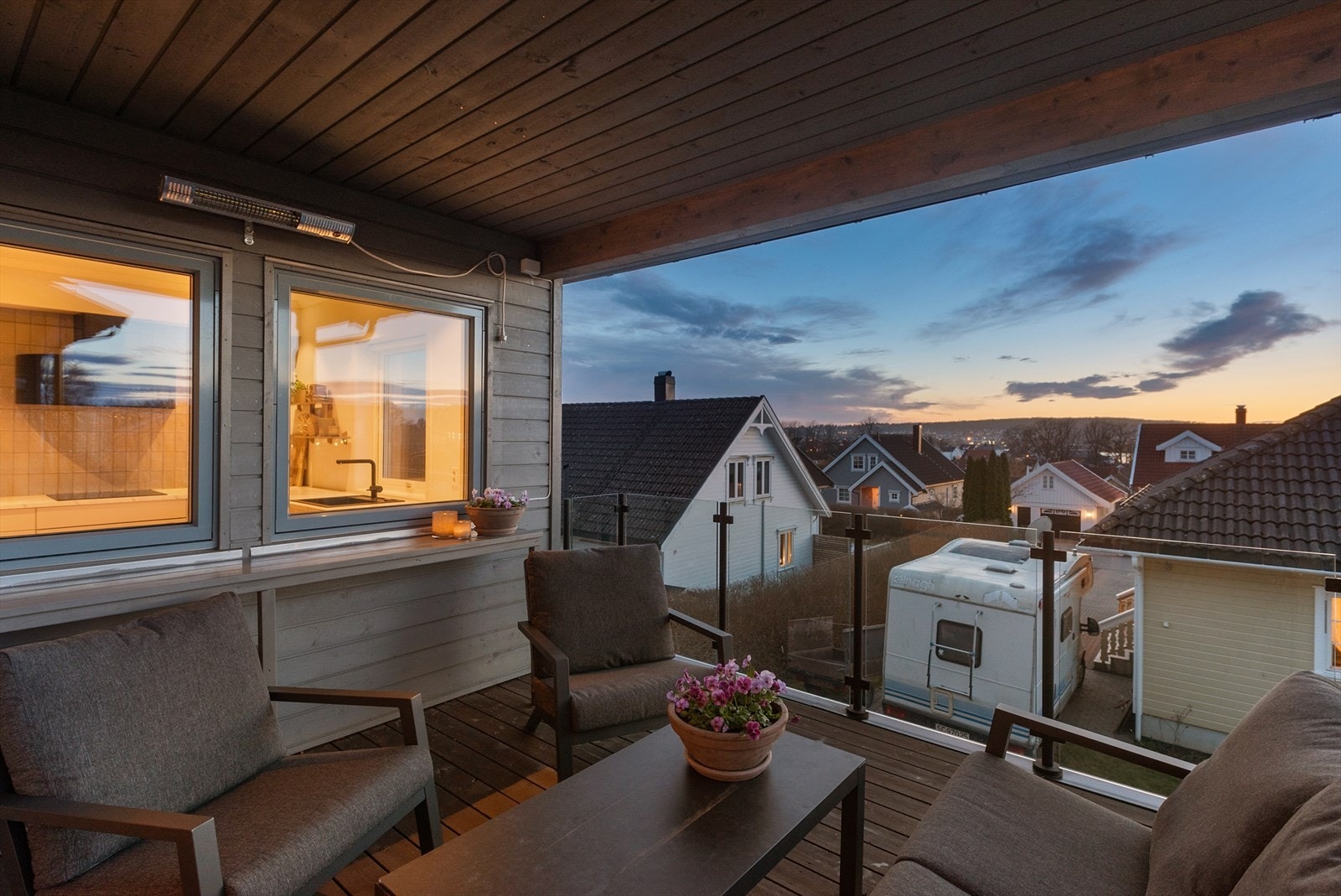 Nyt varme sommerdager på den overbyggede balkongen Galleribilde