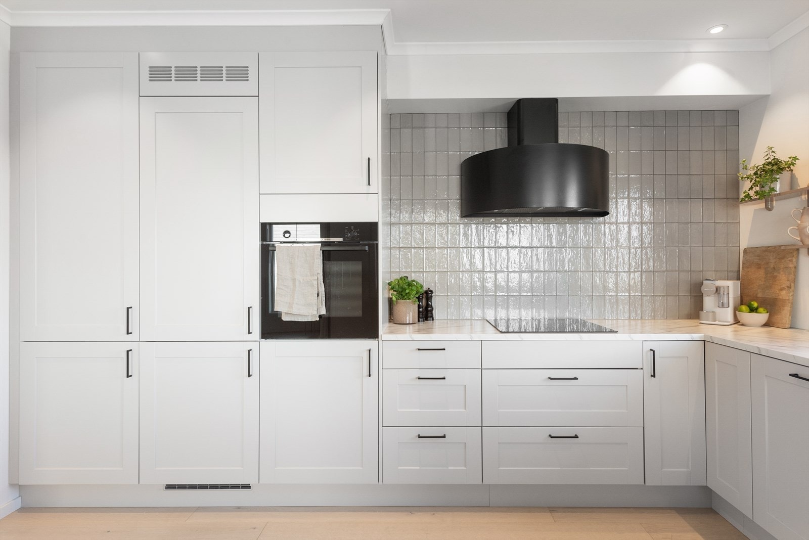 De integrerte hvitevarene består av kjøl/fryseskap, oppvaskmaskin, induksjonstopp, stekeovn, vannstoppsystem og komfyrvakt Galleribilde