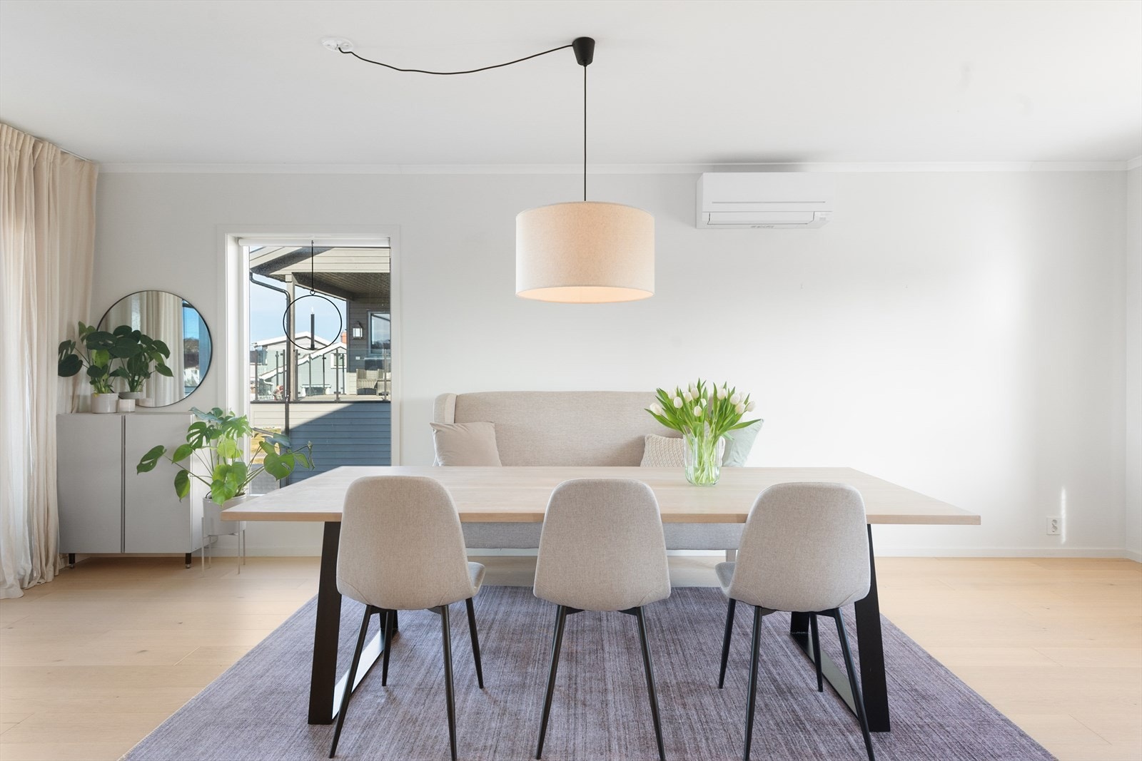 Det er montert varmepumpe i stuen Galleribilde