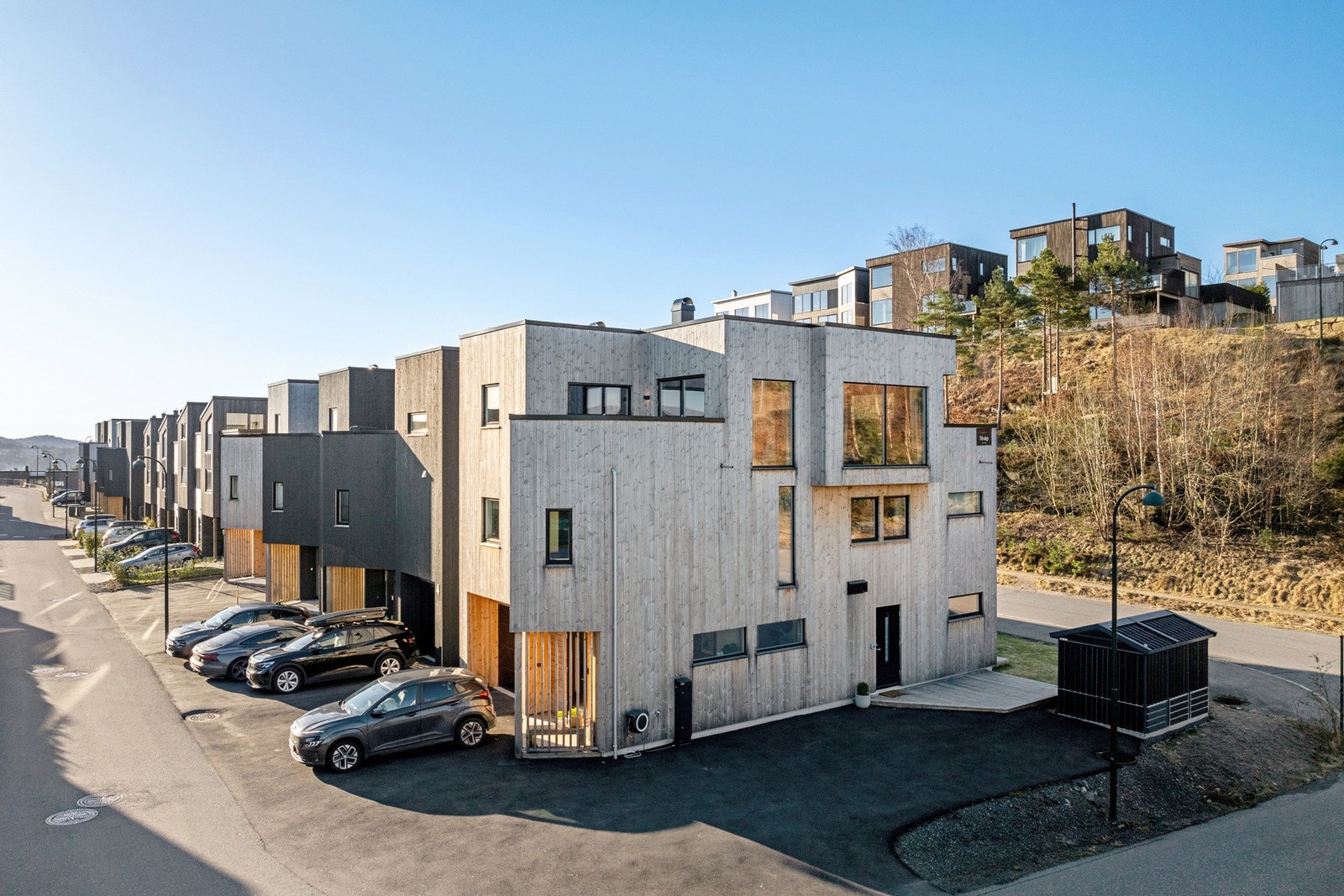 Pen fasade og asfaltert gårdsplass med gode parkeringsmuligheter. Galleribilde