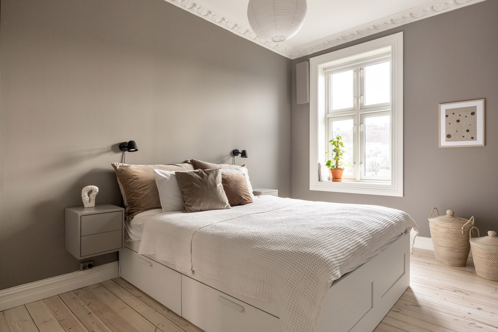 Leilighetens soverom er av god størrelse med plass til stor dobbeltseng med tilhørende nattbord. Galleribilde