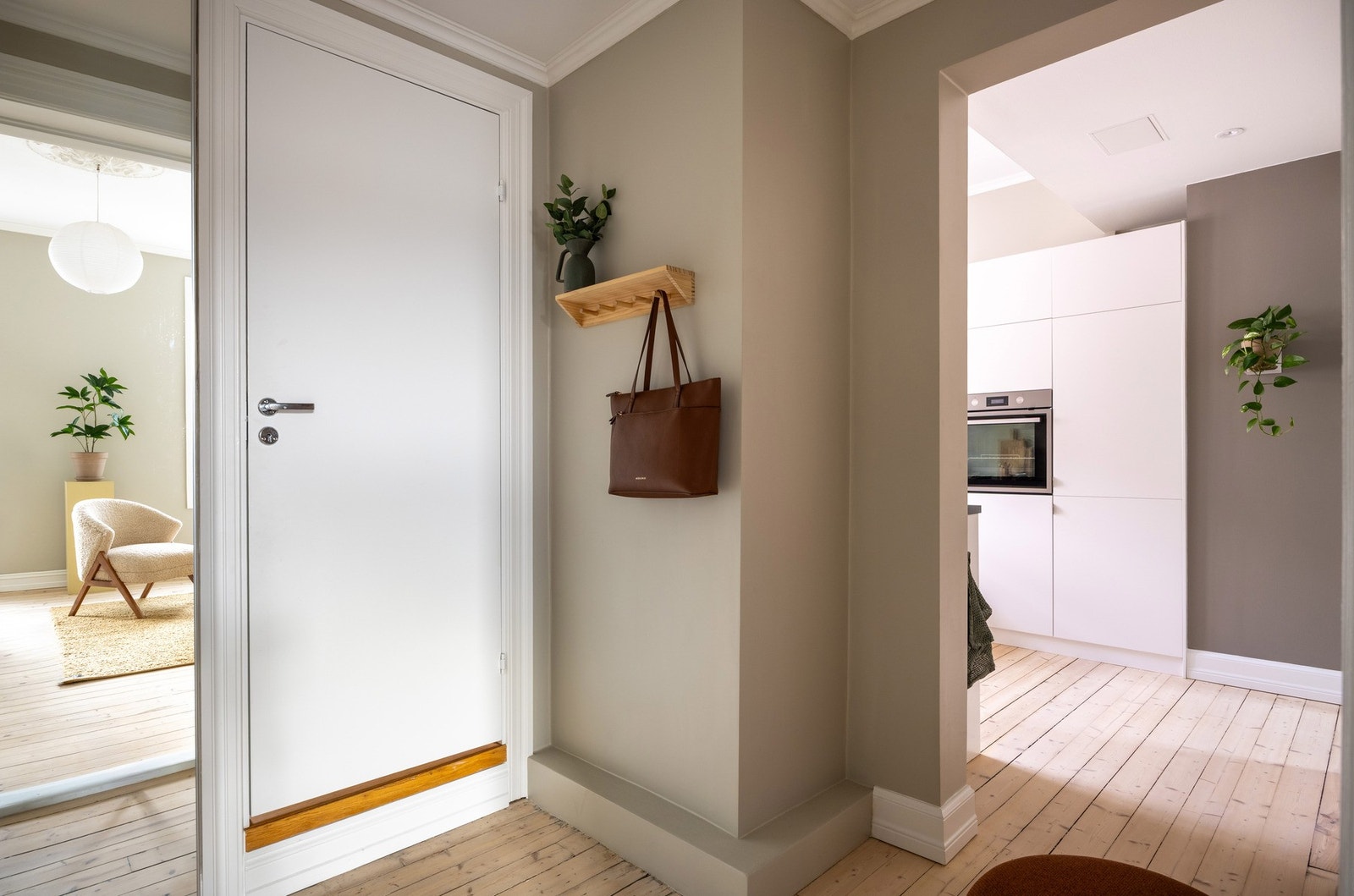 Du blir ønsket velkommen inn i en romslig entré med plass til yttertøy og oppbevaring av sko. Galleribilde