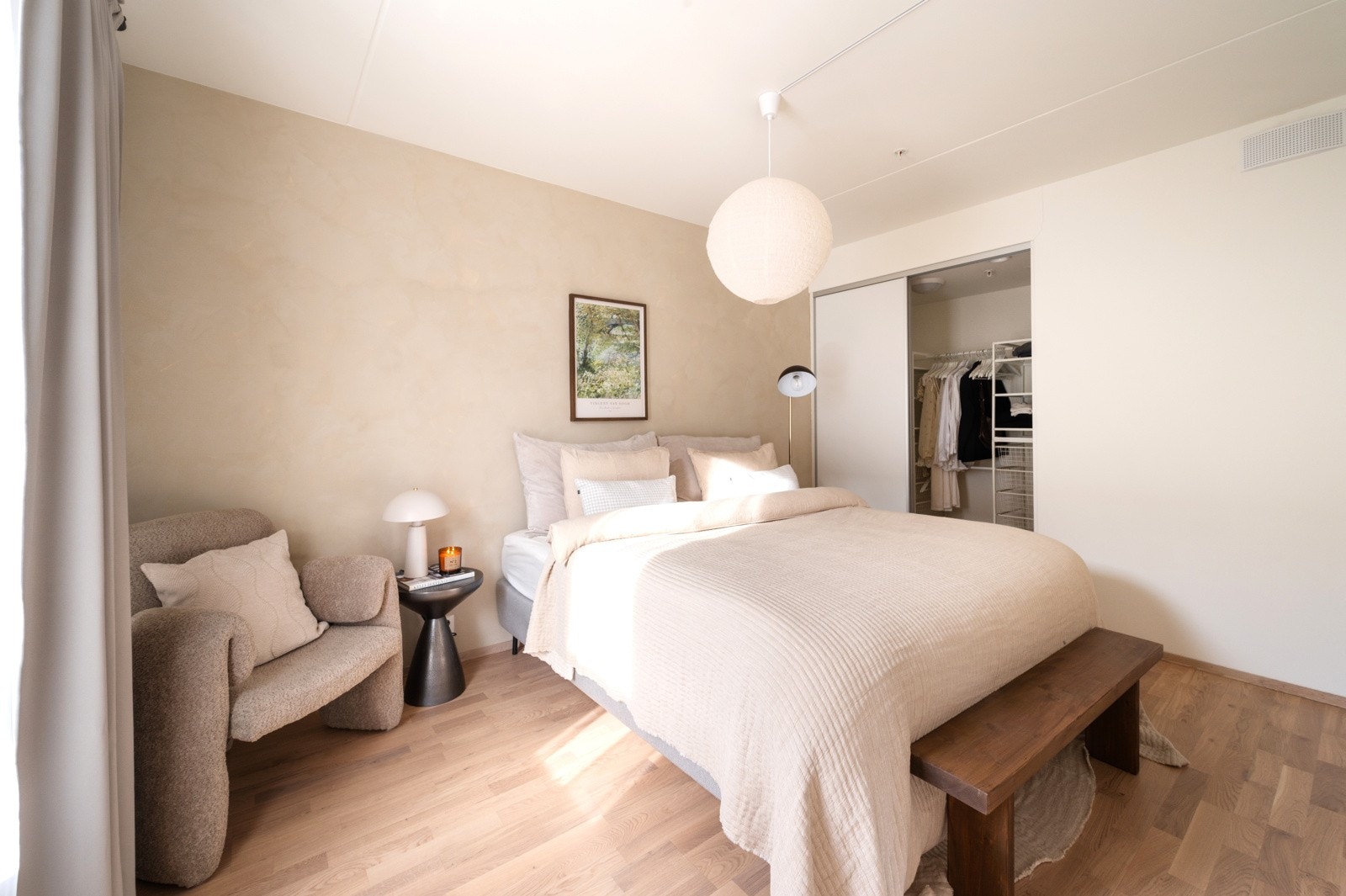 Leiligheten har et romslig og delikat soverom med god plass til dobbeltseng og tilhørende møblement Galleribilde