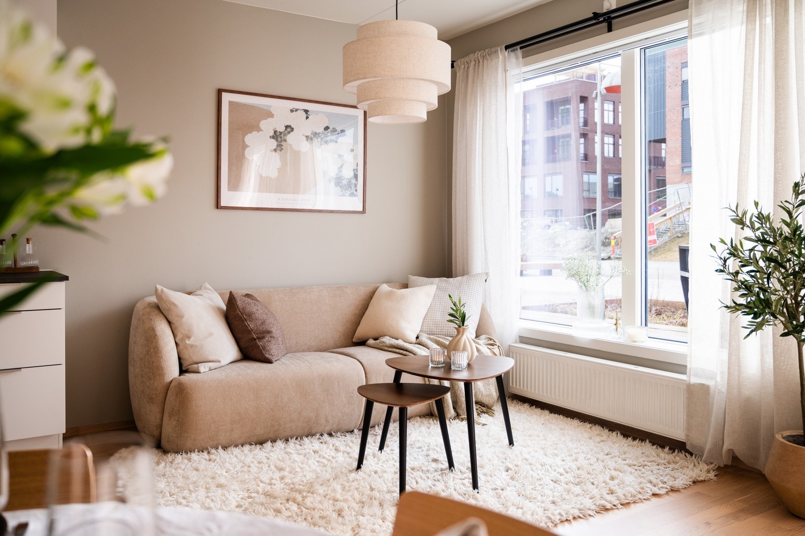 Dette er en moderne og innbydende leilighet med gjennomtenkte løsninger og behagelige materialvalg Galleribilde