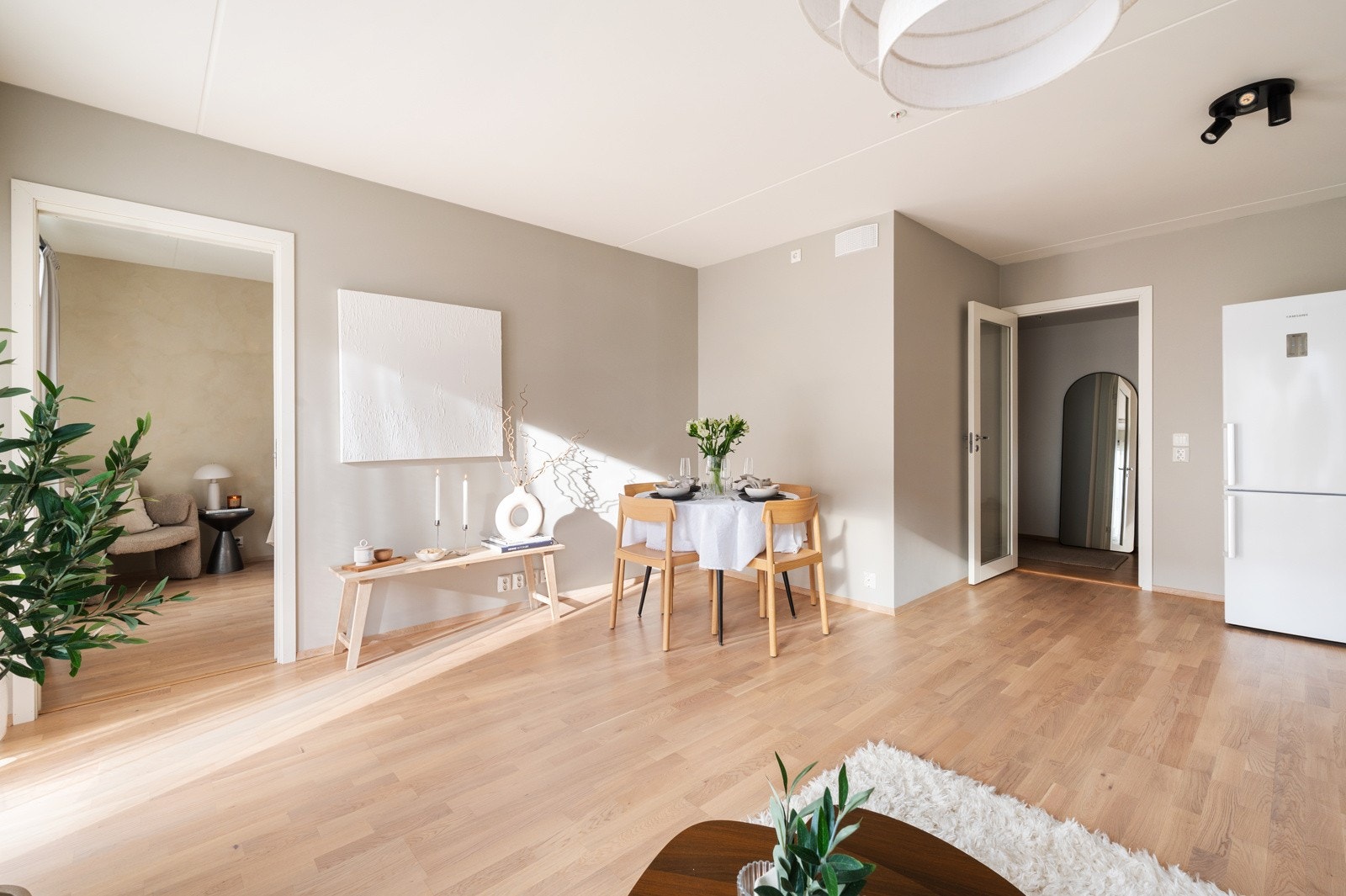 Rommet er lett å møblere og gir deg friheten til å innrede både en funksjonell TV- og sofakrok, samt en innbydende spiseplass - akkurat slik du ønsker det Galleribilde