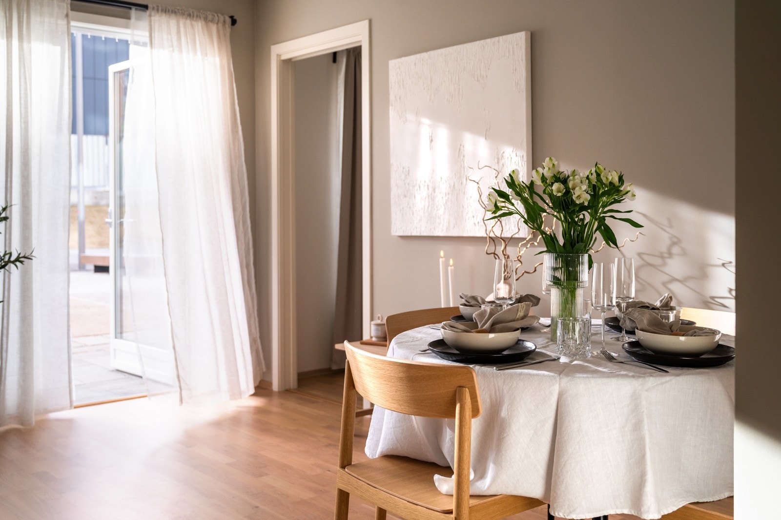 Den åpne løsningen gir en sosial og praktisk romfølelse, med plass til både spisebord og sofagruppe Galleribilde