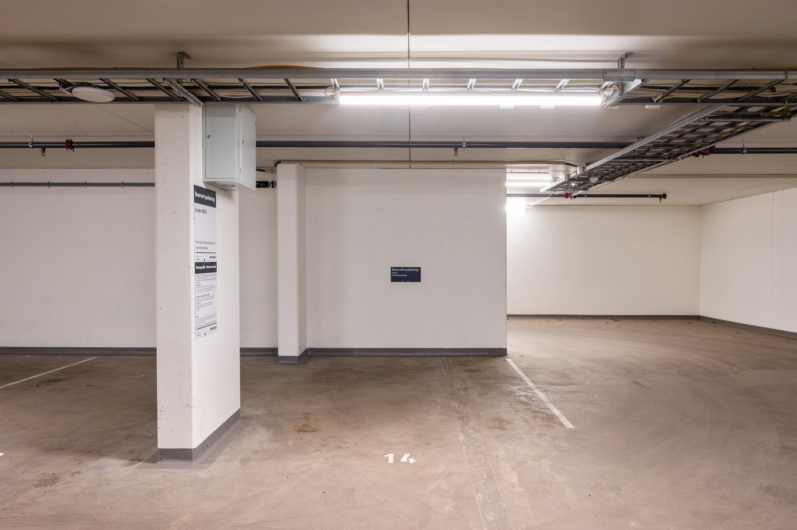 I garasjen er det gjesteparkering beboere kan booke gratis Galleribilde