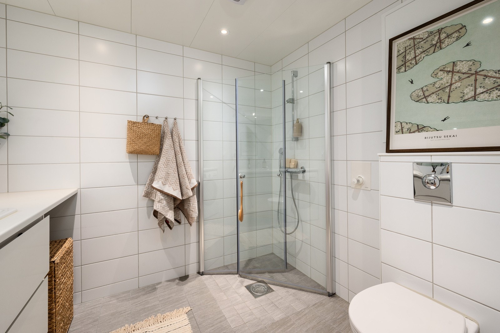 Dusjnisje med herdet glassdører gir et stilrent og åpent preg Galleribilde