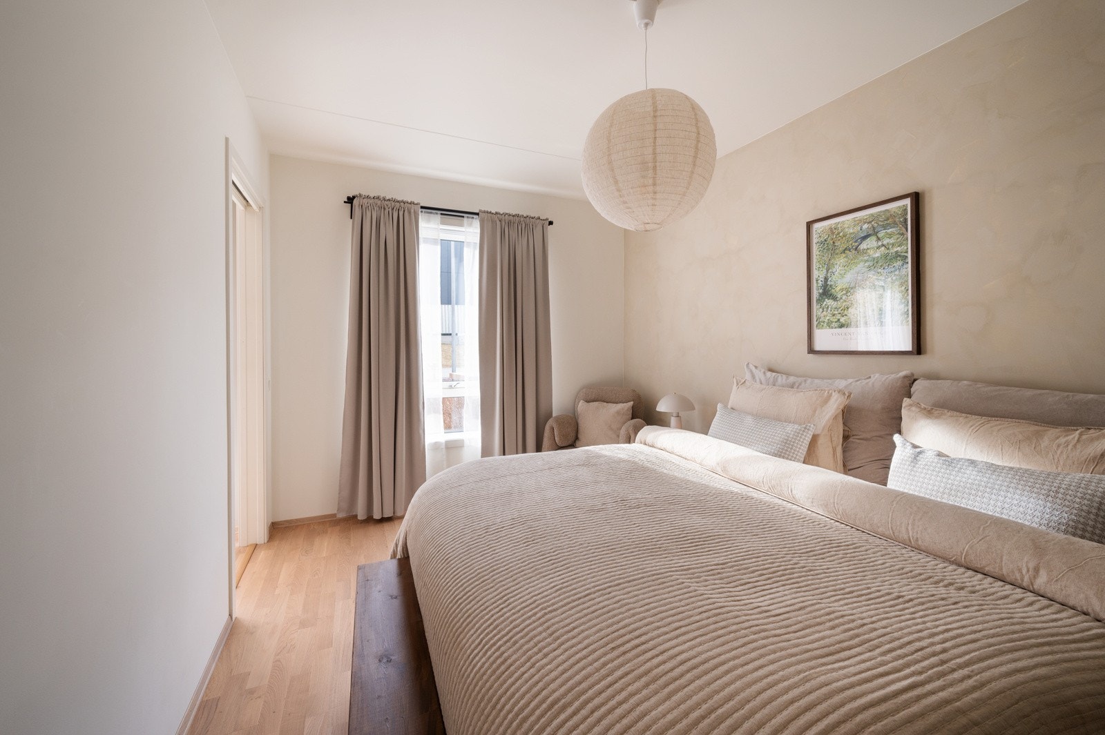 Store vindusflater sørger for naturlig lysinnslipp, og rommet oppleves luftig og innbydende Galleribilde