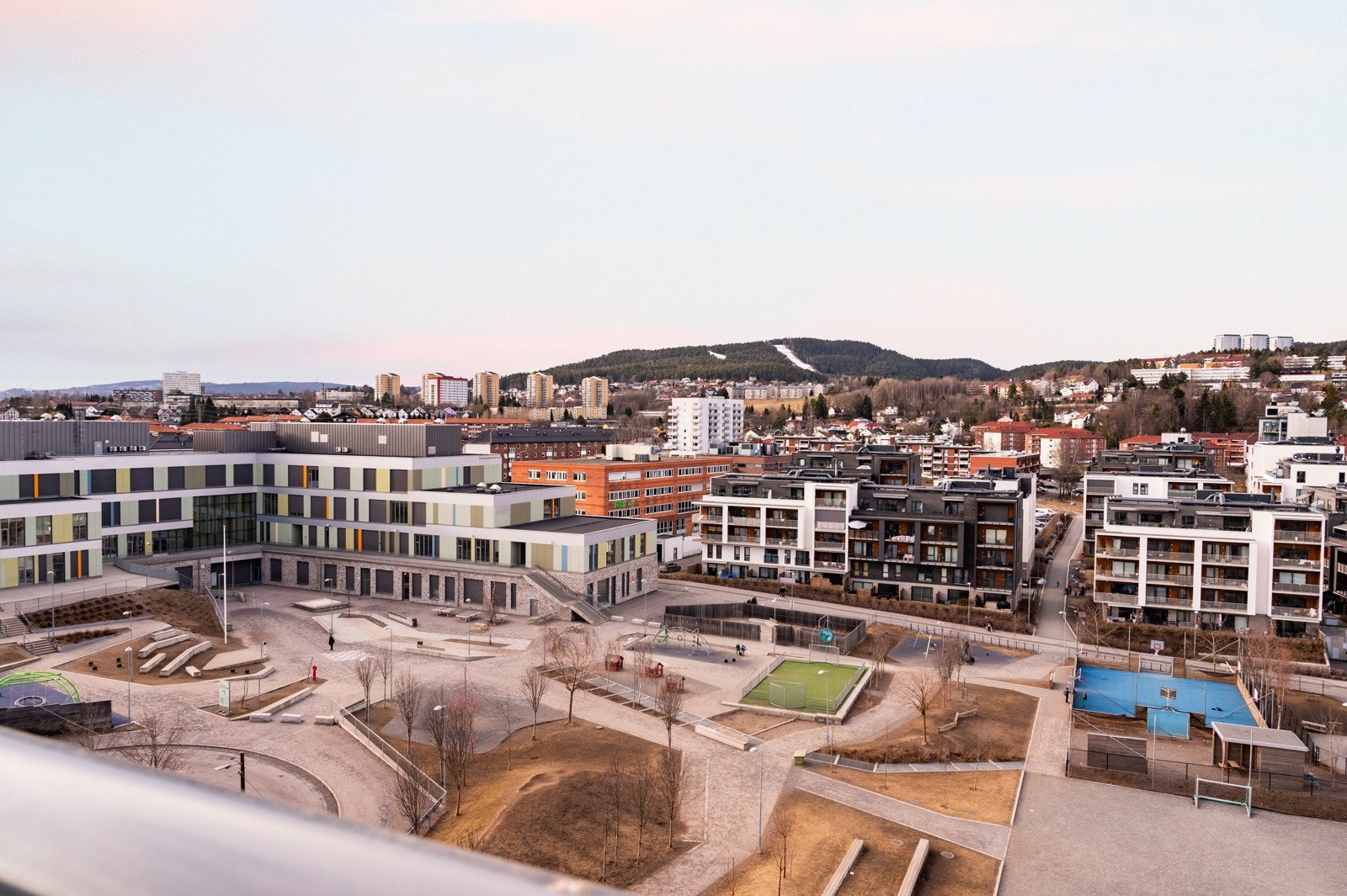 Området er i sterk utvikling, og på god vei til å bli et levende nabolag med store grøntområder, lokale butikker, kaffebar, moderne barnehage og en ny barne- og ungdomsskole som sto ferdig i 2017 Galleribilde