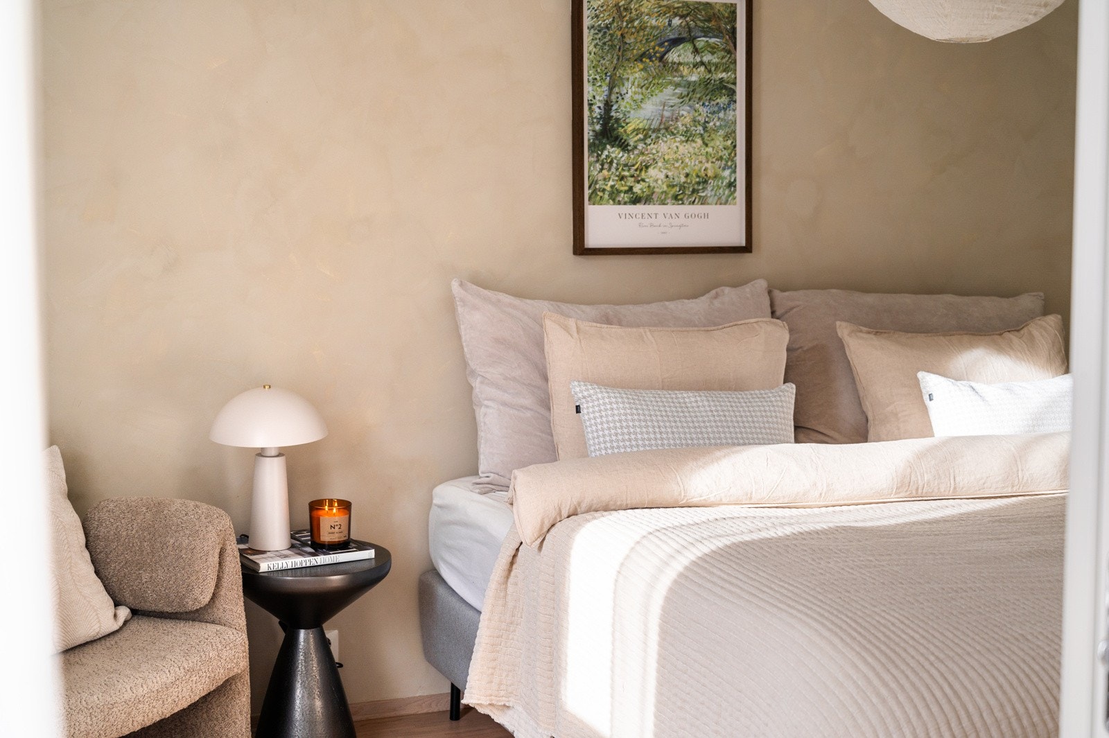 Rommet har lyse, behagelige fargetoner og gjennomgående trestavs eikeparkett som gir et varmt og rolig preg Galleribilde