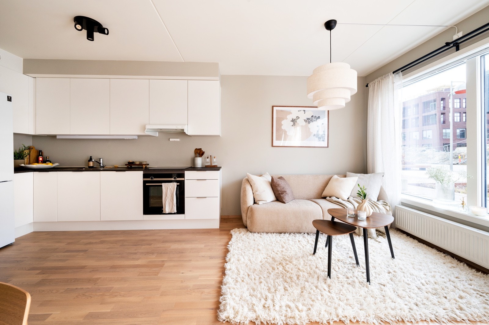 Leiligheten har en lys og innbydende stue med god romfølelse og moderne uttrykk Galleribilde