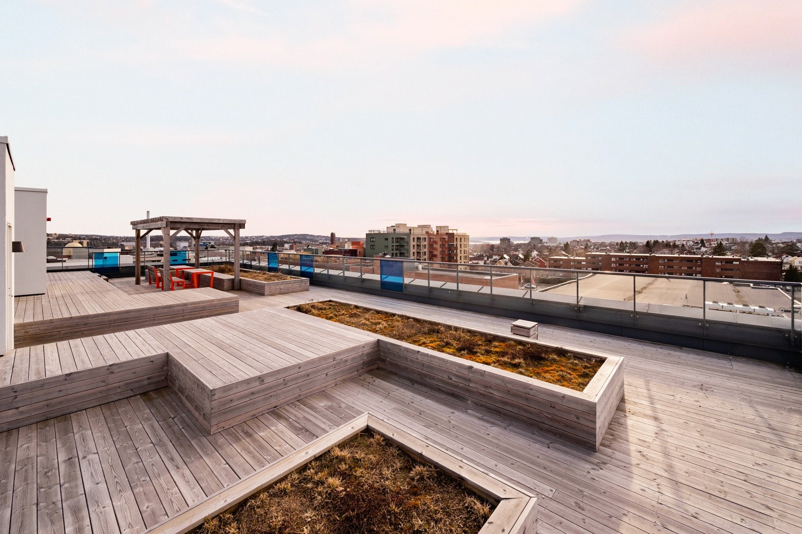 Her bor du et sted med pent opparbeidet fellesarealer med gressplen, lekeplasser, plass for sittegrupper og asfalterte gang- og internveier Galleribilde