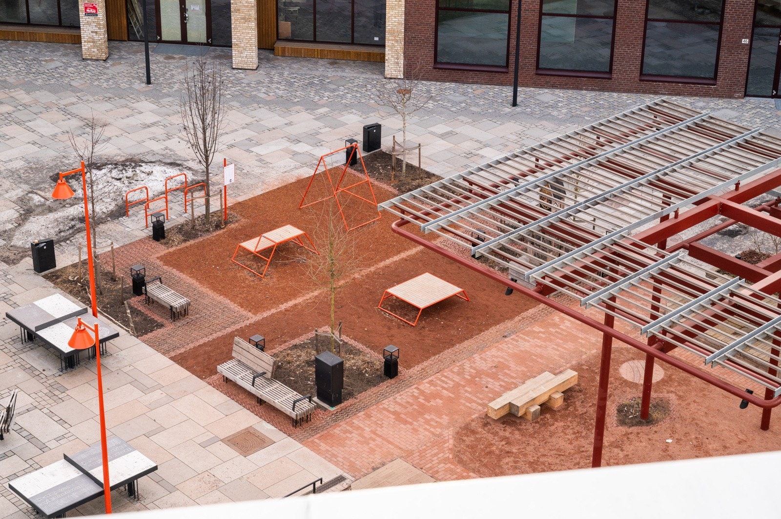 Pent oppbygget uteområder med blant annet tuftepark rett utenfor Galleribilde