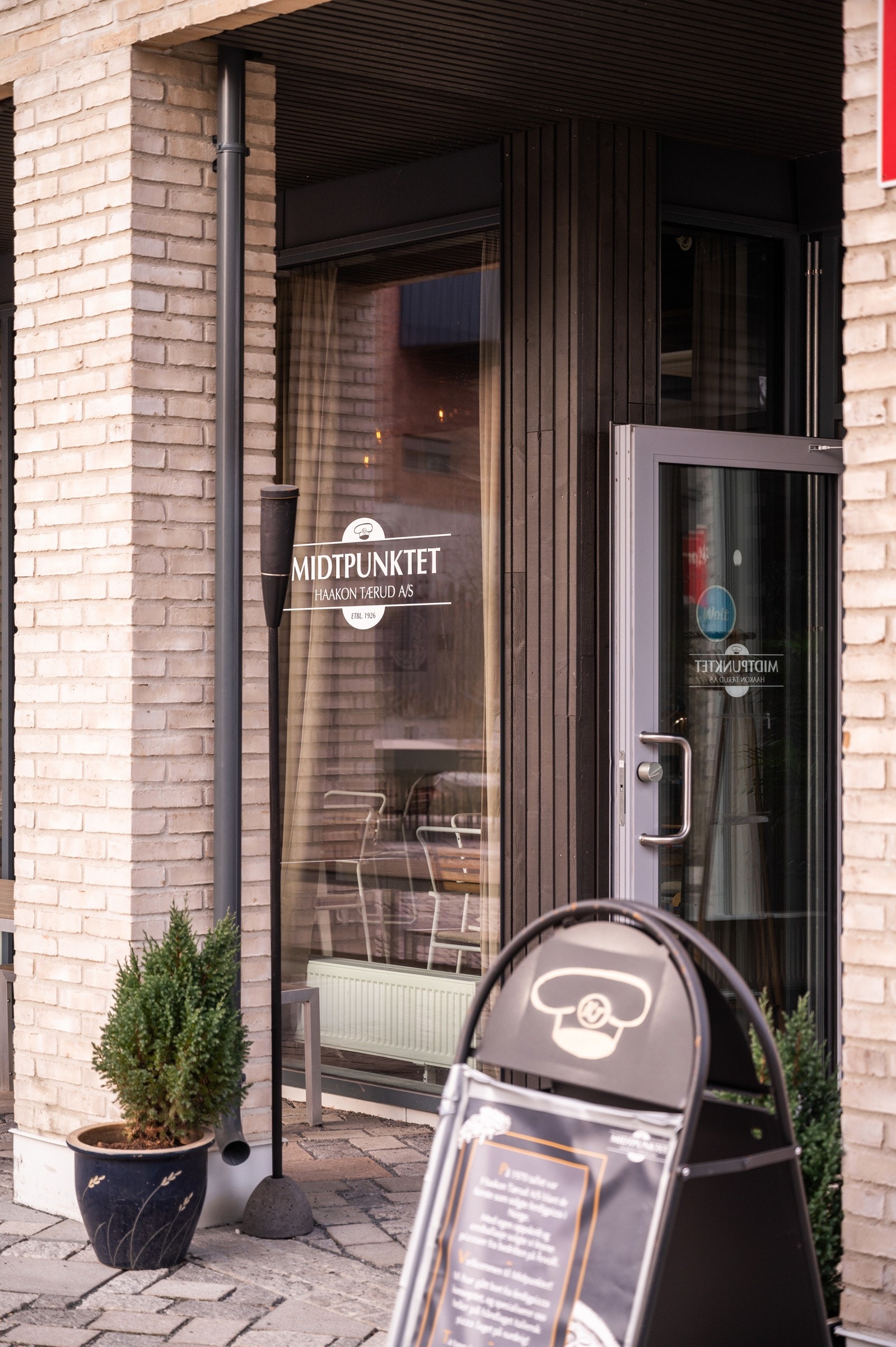 Her ligger blant annet midtpunktet som er en trivelig bistro med Italiensk pizza i fokus Galleribilde