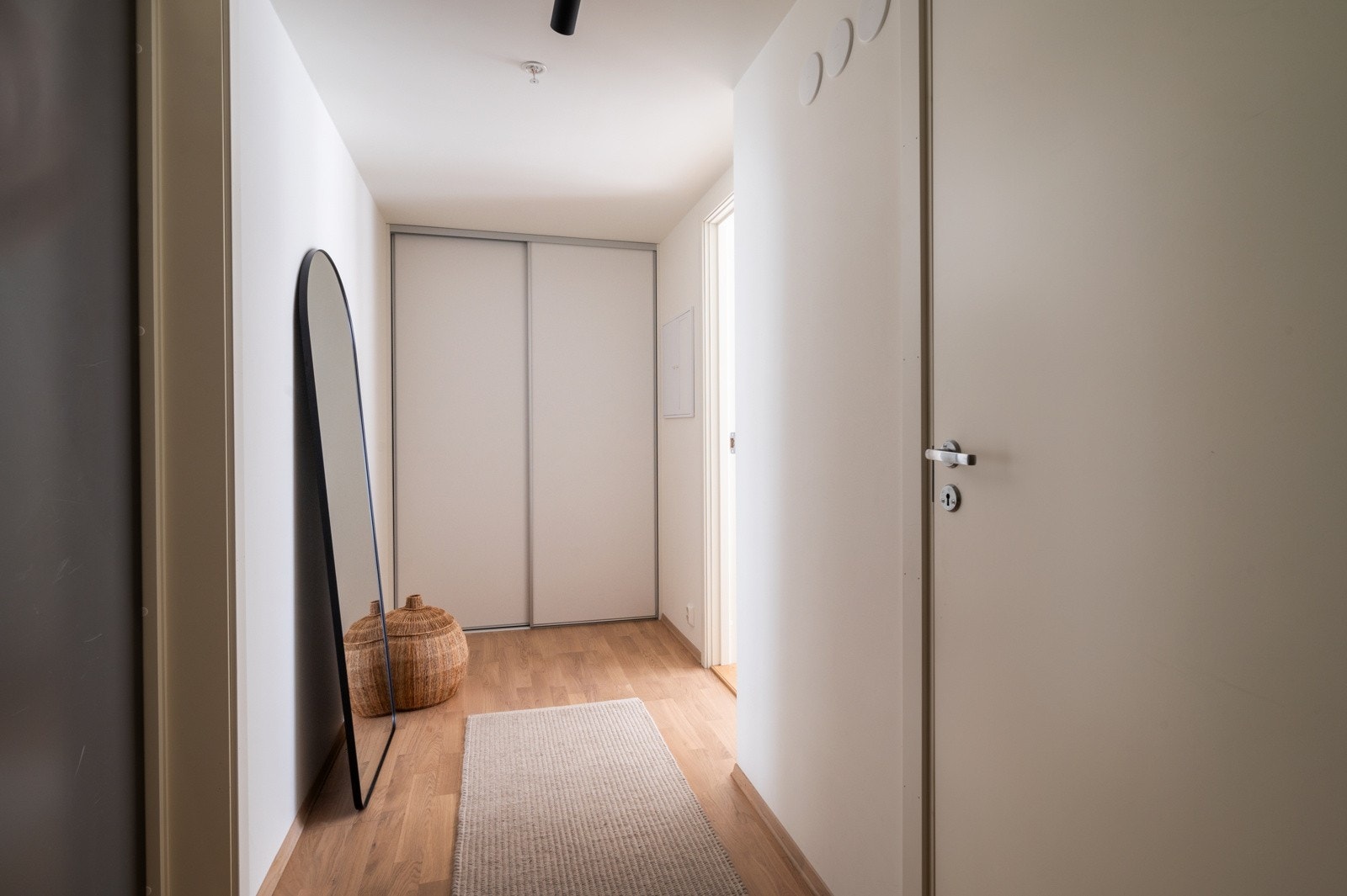 Leiligheten har en lys og innbydende entré, med god plass til oppbevaring Galleribilde
