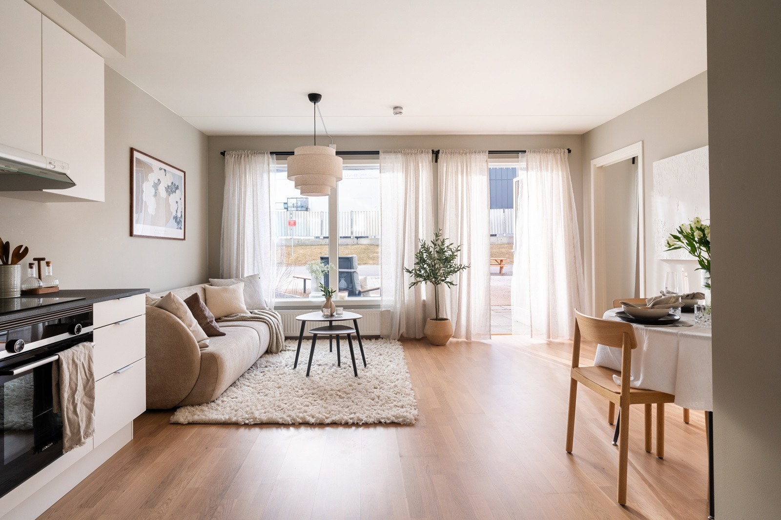 Rommet er gjennomgående med trestavs eikeparkett på gulvet og malte, lyse veggflater som skaper en lun og behagelig atmosfære Galleribilde