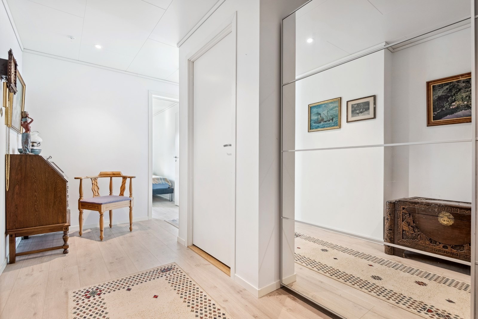 Velkommen inn! Det første som treffer deg er en stor og romslig entré, med veldig god plass til oppbevaringsløsninger for yttertøy og sko Galleribilde