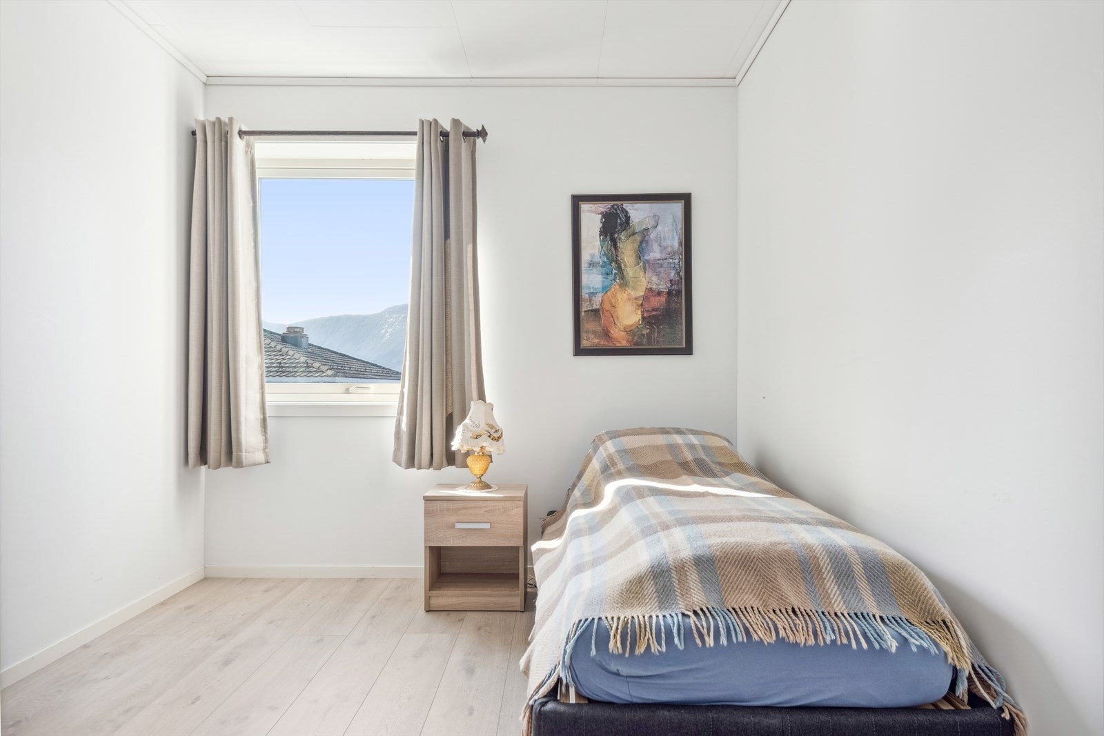 Soverom 2 og 3 gir plass for standard soveromsinnredning og kan benyttes som barnerom, gjesterom og/eller kontor Galleribilde