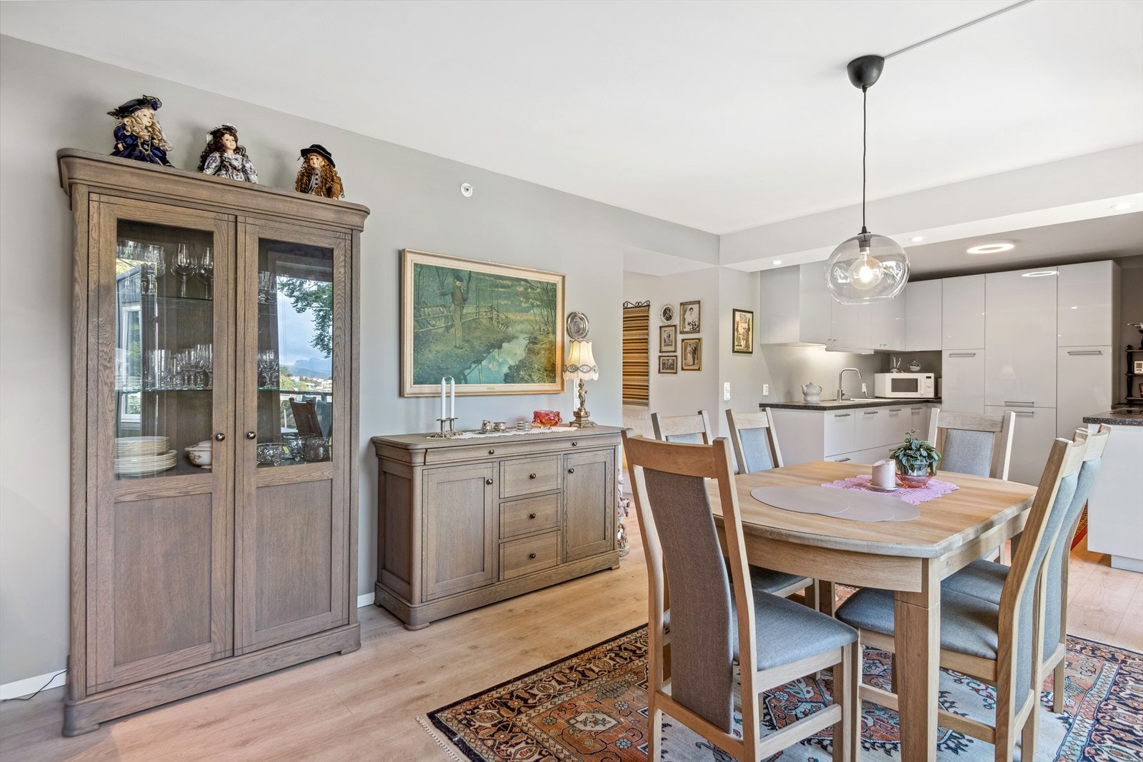 Her er det plass til spisebord mellom stue- og kjøkkendel, som gir et herlig samlingsrom med god plass for middagsselskaper og andre sosiale begivenheter Galleribilde