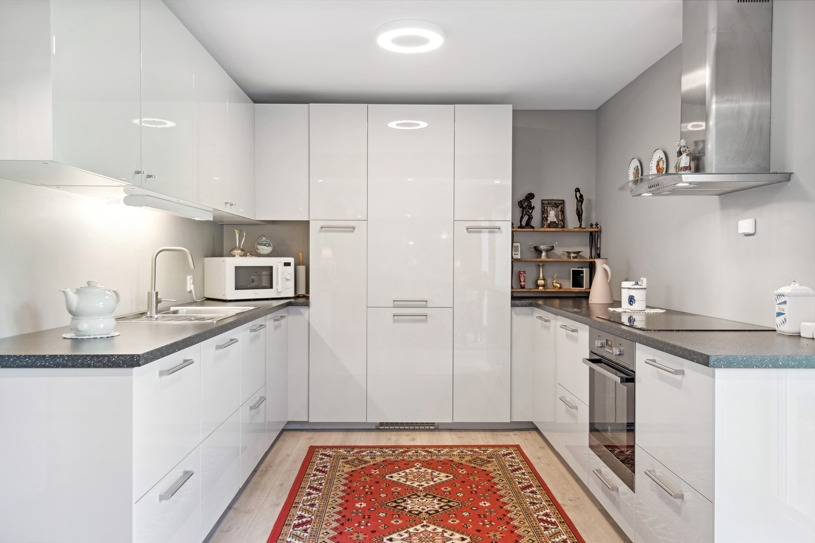 Her er rikelig med skap- og benkeplass for matlaging og oppbevaring Galleribilde