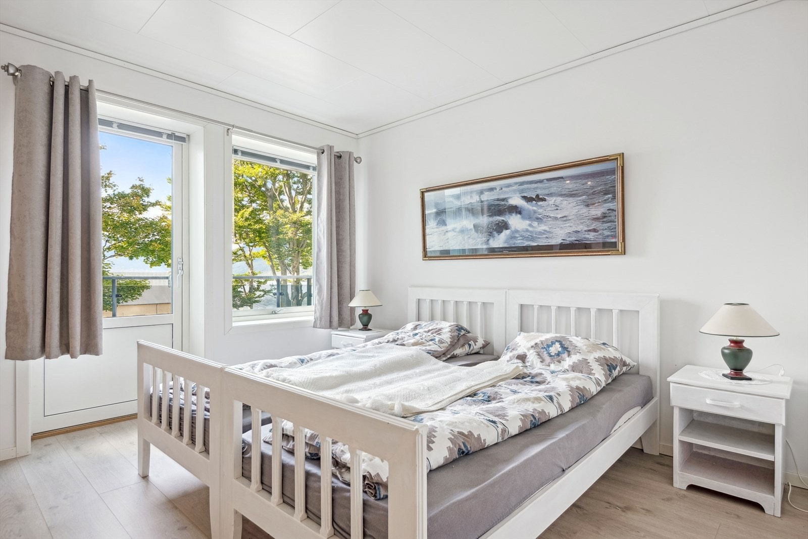 Hovedsoverommet er meget romslig og kan innredes med dobbeltseng, garderobe og annet soveromsmøblement. Herfra er det også utgang til balkongen Galleribilde