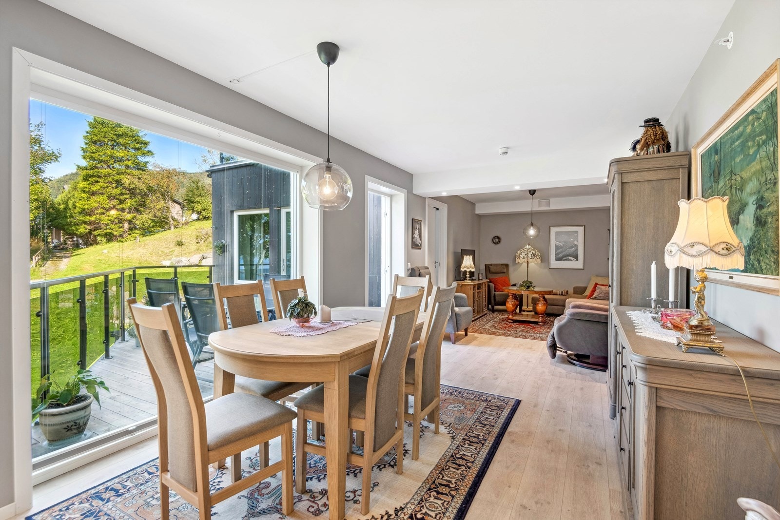 Stuen har store vindusflater som slipper inn rikelig med dagslys Galleribilde