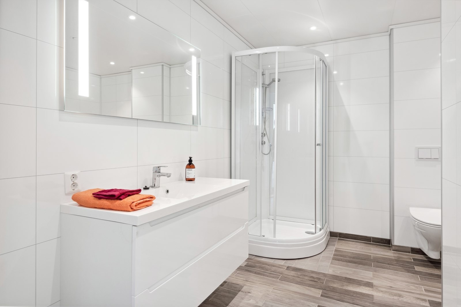 Hovedbadet er på 8,4 m², og har overflater med fliser på gulv, baderomsplater på vegger og takess i himling Galleribilde